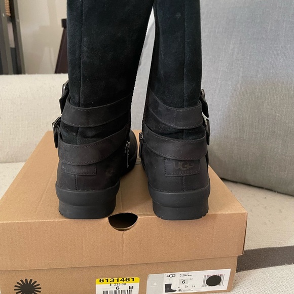 Brand new UGG in two colours… - Picture 3 of 10